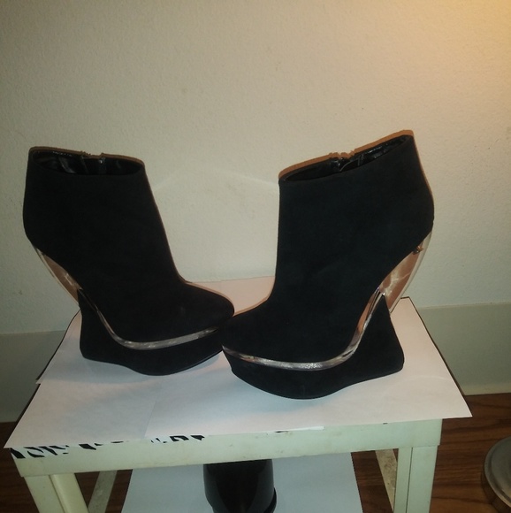 Shoes - Picture 2 of 4